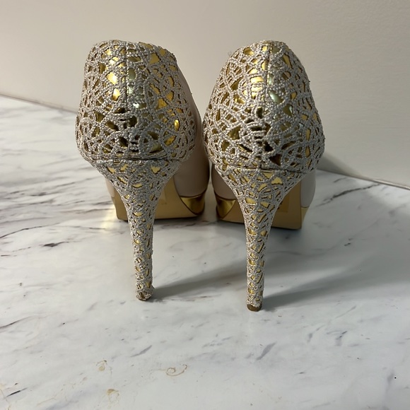 Look HAWT!! In these heels! - Picture 2 of 4